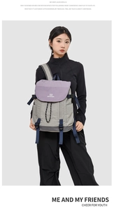Détail du sac à dos en nylon gris et violet avec boucle avant et logo de marque