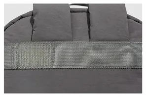 Gros plan sur les coutures durables et les bretelles renforcées du sac à dos en nylon