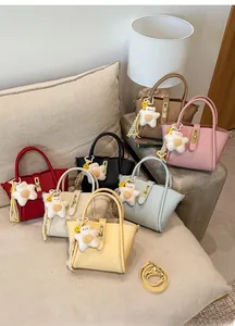 Collezione di borse a secchiello in sette colori con ciondoli a stella e tracolle