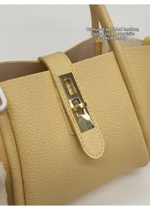 Dettaglio in pelle beige con grana litchi e chiusura a girello in metallo dorato