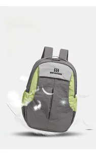 Détail d'un sac à dos bicolore en nylon léger avec poche zippée verticale et design moderne