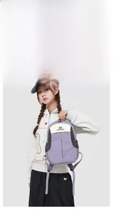 Détail du sac à dos en nylon violet bicolore imperméable avec logo de la marque
