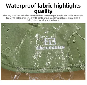 Gros plan du tissu imperméable avec gouttes d'eau sur le sac à dos en nylon vert