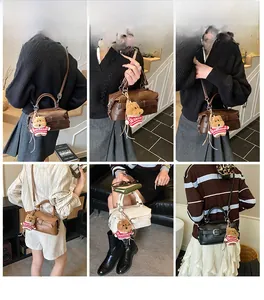 Collage de sacs polochons en cuir en plusieurs couleurs avec pendentifs oursons