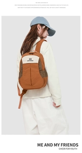 Détail d'un sac à dos de voyage contrasté en nylon ripstop avec poches latérales