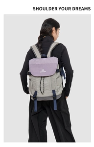 Vue arrière du mannequin portant un sac à dos extérieur gris et violet avec logo