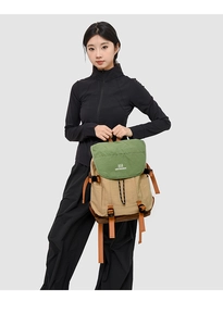 Détail d'un sac à dos d'extérieur en toile kaki et vert avec sangles orange réglables