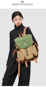 Détail du sac à dos patchwork vert et beige avec sangles réglables en nylon orange