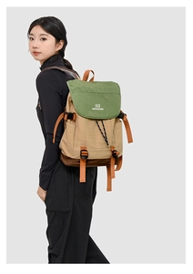Détail d'un sac à dos d'extérieur multicolore avec rabat olive et sangles orange réglables