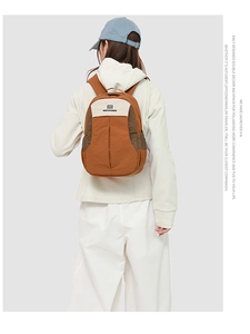 Vue arrière d'un mannequin portant un sac à dos en nylon marron et beige bicolore