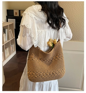 Dettaglio della borsa tote in crochet a mano con tracolla in pelle e motivi 3D