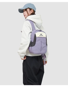 Détail du design en patchwork tricolore sur le sac à dos avec bretelles rembourrées