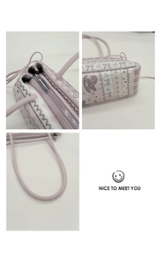 Détails du sac à main vintage rose montrant le zip argenté et les coutures soignées