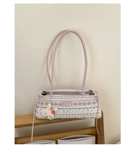 Détail du sac à bandoulière rose et blanc avec un joli pendentif de lapin en peluche