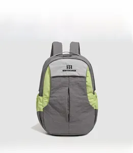 Détail du sac à dos en nylon gris avec contrastes verts et logo de marque imprimé