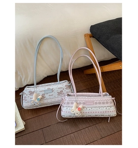 Détail de sacs fourre-tout mignons avec imprimés poulains, breloque lapin et logo