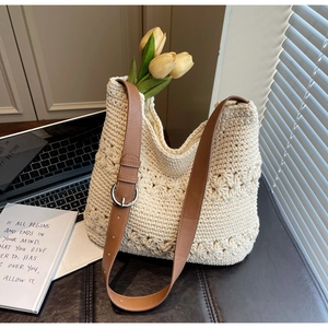 Dettaglio borsa tote a uncinetto con motivo floreale e tracolla in pelle marrone