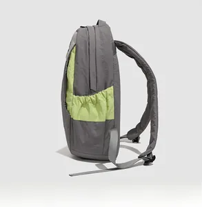 Vue latérale du sac à dos de voyage en nylon léger aux couleurs gris et jaune fluo