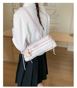 Détail du sac sous le bras à motif Fair Isle rose avec charme lapin et glands