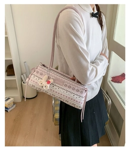 Détail du sac Boston cylindrique rose et blanc avec motifs de flocons et de cœurs