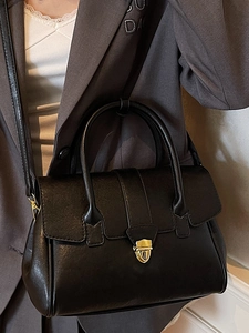 Elegante schwarze Handtasche mit Goldverschluss und verstellbarem Gurt für Damen Mode