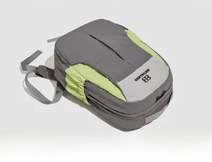 Vue à plat du sac à dos en nylon léger avec design contrasté et logo de marque