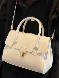 Elegante cremeweiße Henkeltasche mit goldenem Herzschloss und feinem Schulterriemen