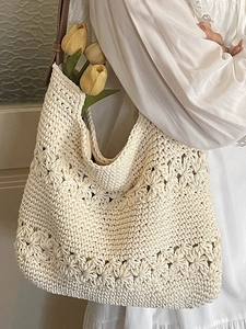 Grande borsa tote intrecciata a mano con tracolla in pelle marrone e motivo floreale