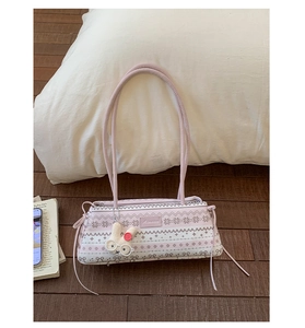 Sac à bandoulière rayé rose avec charm lapin en peluche blanc et écusson en cuir logo