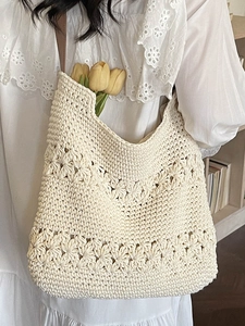 Borsa tote in paglia intrecciata a mano con dettagli all'uncinetto e tulipani gialli