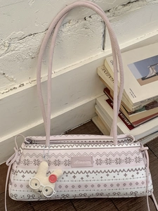 Sac sous le bras rose vintage avec motifs géométriques, nœuds et breloque lapin en peluche