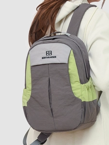 Sac à dos extérieur moderne bicolore gris foncé et vert NORTHNANSEN porté par un modèle
