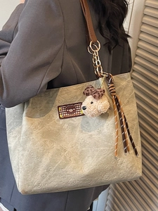 Stylish large capacity tote bag with Luck Bear pattern and elegant golden chain strap