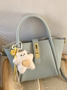 Borsa a Secchiello in Pelle PU Martellata Vintage Donna Borsa a Tracolla Minimalista Con Chiusura in Metallo e Decorazione Ciondolo in Peluche
