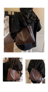Détail d'un sac cabas marron foncé avec texture tressée et lettrage doré TOTE BAG