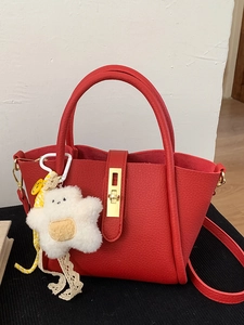 Borsa vintage rossa in pelle martellata con fibbia dorata e ciondolo a forma di orso