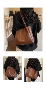 Vue macro de la texture tressée et du lettrage doré TOTE BAG sur un sac cabas marron
