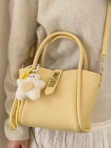 Secchiello vintage giallo chiaro con trama litchi e ciondolo orsetto per donna
