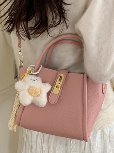 Borsa a secchiello in pelle rosa grana litchi con chiusura dorata e ciondolo a stella