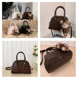 Detailaufnahme der Boston-Tasche mit LUKADI-Logo und süßem Bärenanhänger für Damen