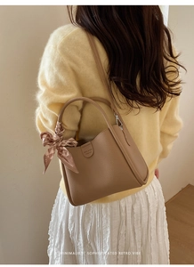 Khaki Beuteltasche aus Narbenleder mit schickem Seidenschal-Detail am Griff