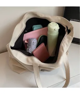 Vue de dessus du grand sac en toile montrant la poche intérieure et la grande capacité