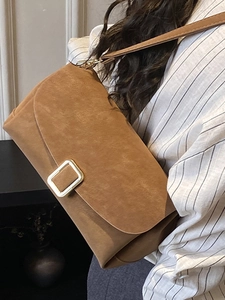 Sac bandoulière carré minimaliste en daim camel avec fermoir en métal doré chic