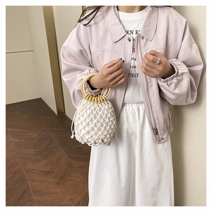 Détail du sac en maille tissé main avec poignées rondes en bois et doublure à cordon