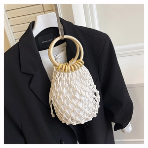 Détail du sac seau tissé à la main avec poignée en bois et doublure à cordon de serrage
