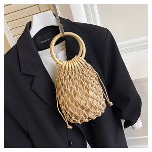 Détail du sac seau tissé à la main avec poignées en bois et doublure à cordon de serrage