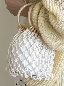 Sac à main en maille évidée tissé main avec poignées rondes en bois et pochette intérieure blanche