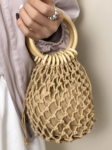 Sac seau en maille tissée kaki avec poignées rondes en bois et pochette intérieure