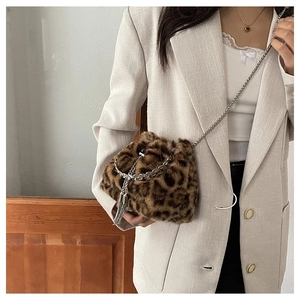Details der modischen Plüsch-Beuteltasche mit Leopardenmuster, Metallkette und Quaste