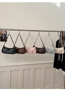 Selezione di borse rétro in nero, caffè, rosa, marrone, azzurro e bianco crema